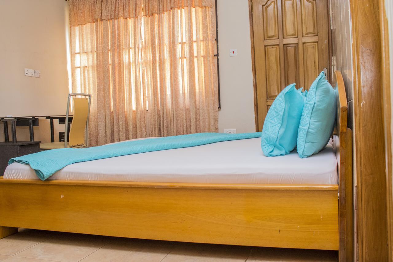 Lovista Hotel North Legon Bagian luar foto